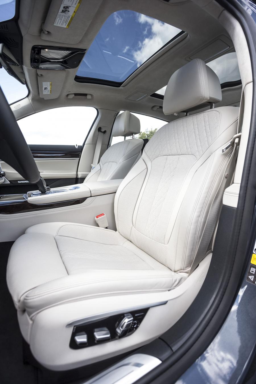  BMW 750i xDrive 2016 года  (US) (фото 12 из 12)